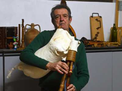 ...con il primo si esegue l�armonia principale, mentre il secondo l�accompagna con i toni bassi